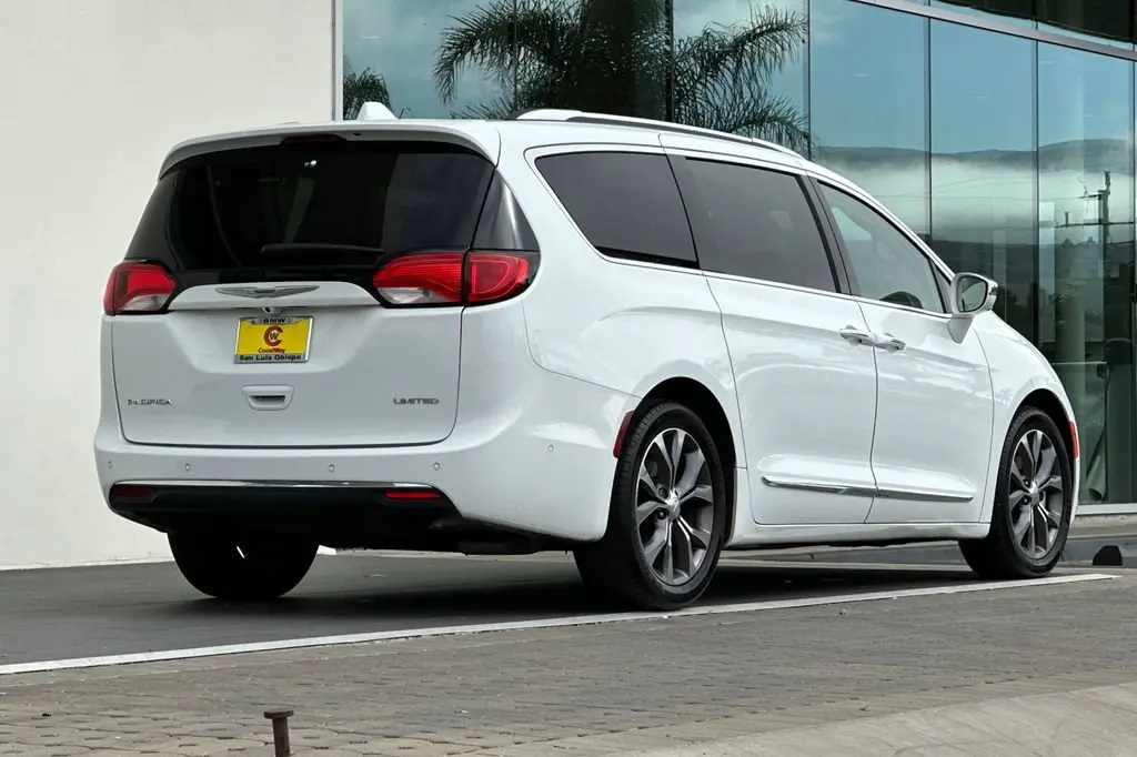 2017 Chrysler Pacifica Limited photo 3
