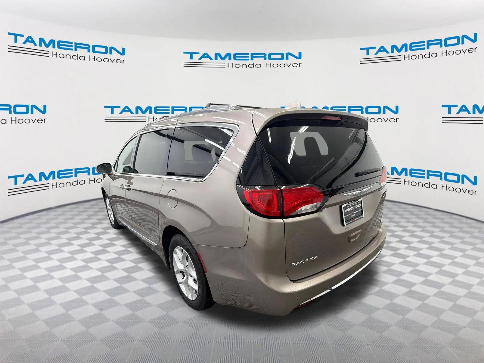2017 Chrysler Pacifica Touring-L Plus photo 3