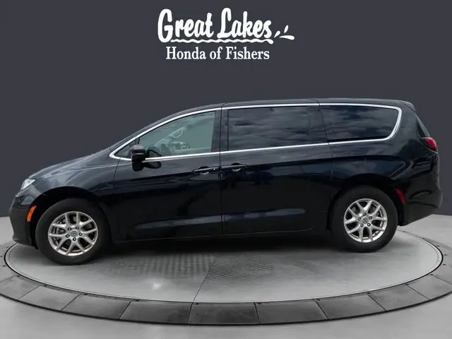 2023 Chrysler Pacifica Touring L photo 3