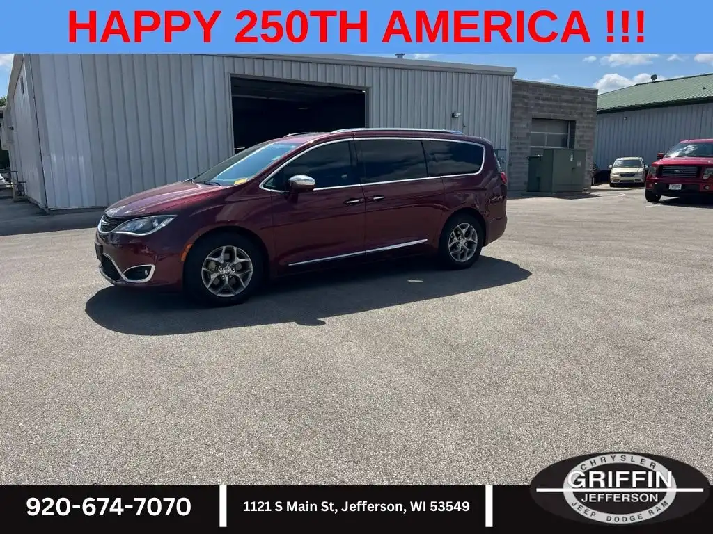 2017 Chrysler Pacifica Limited's photo