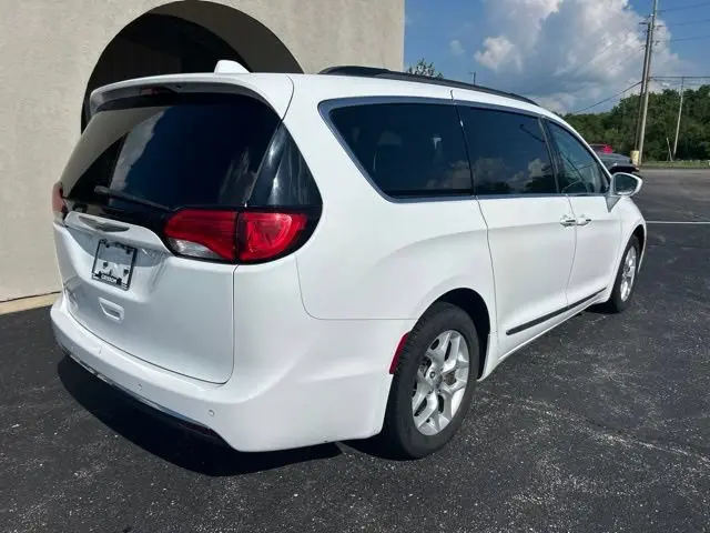 2017 Chrysler Pacifica Touring L photo 3