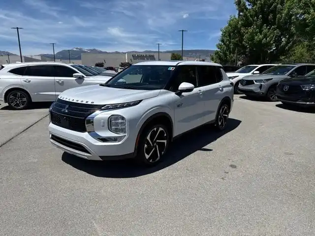 2025 Mitsubishi Outlander Plug-in Hybrid SE S-AWC's photo