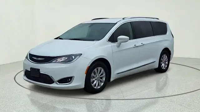 2018 Chrysler Pacifica Touring L Plus photo 3