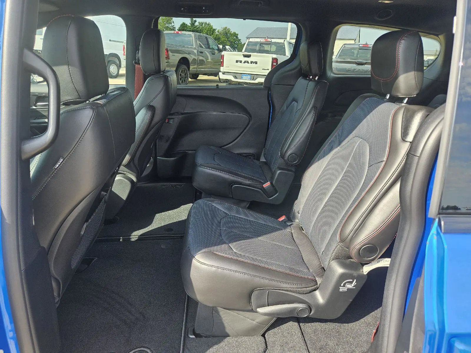 2027 Chrysler Pacifica Select photo 4