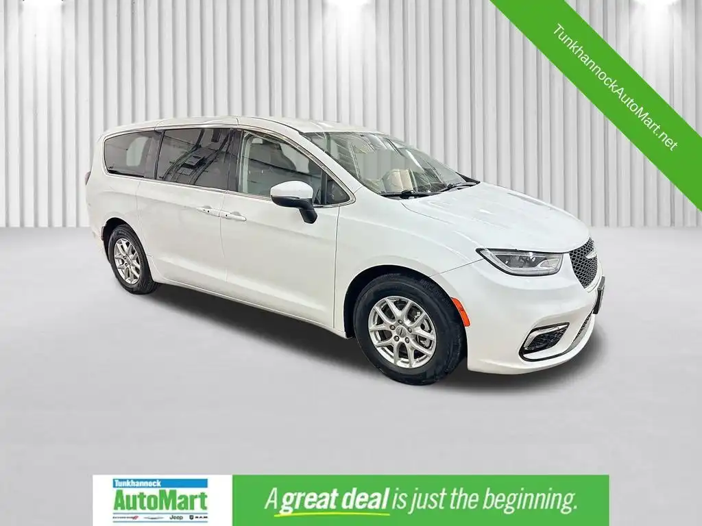 2023 Chrysler Pacifica Touring L's photo