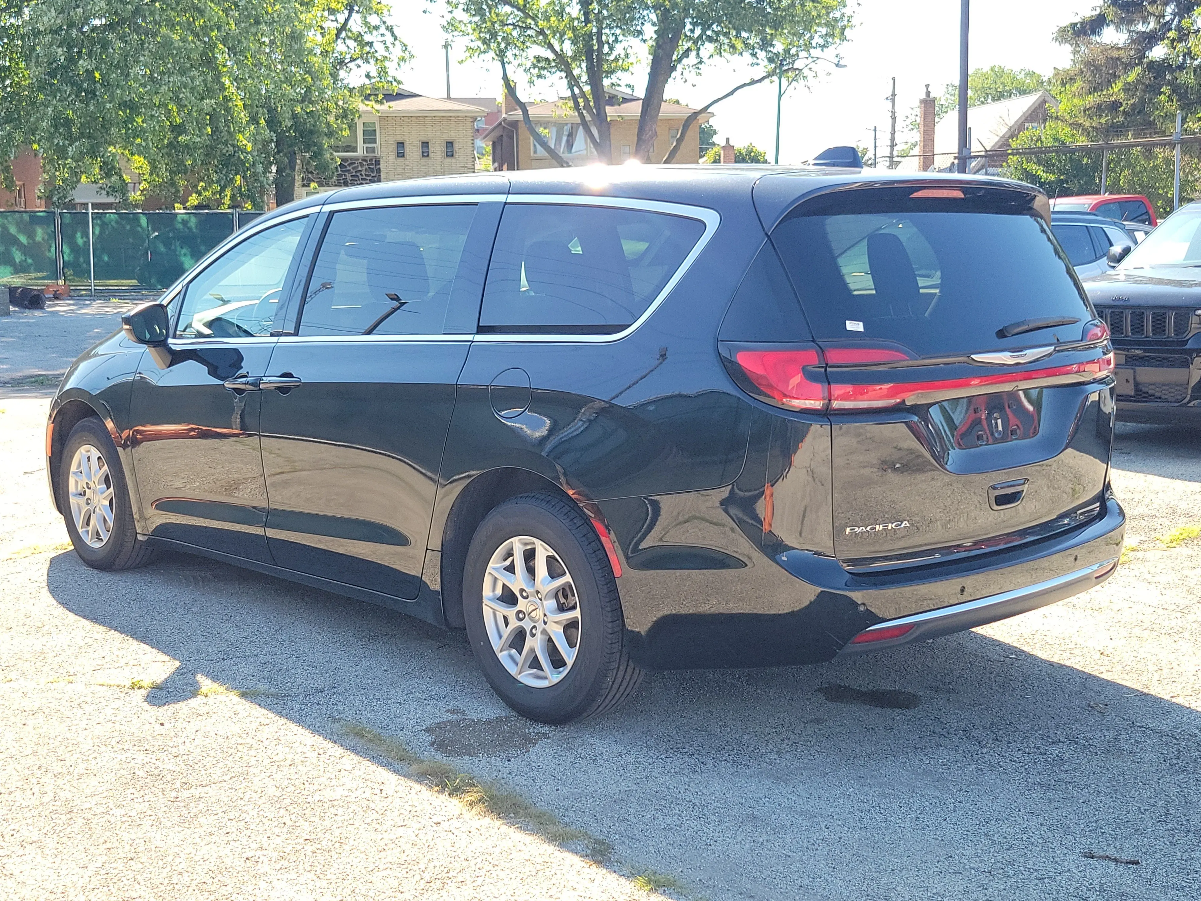 2023 Chrysler Pacifica Touring L photo 3