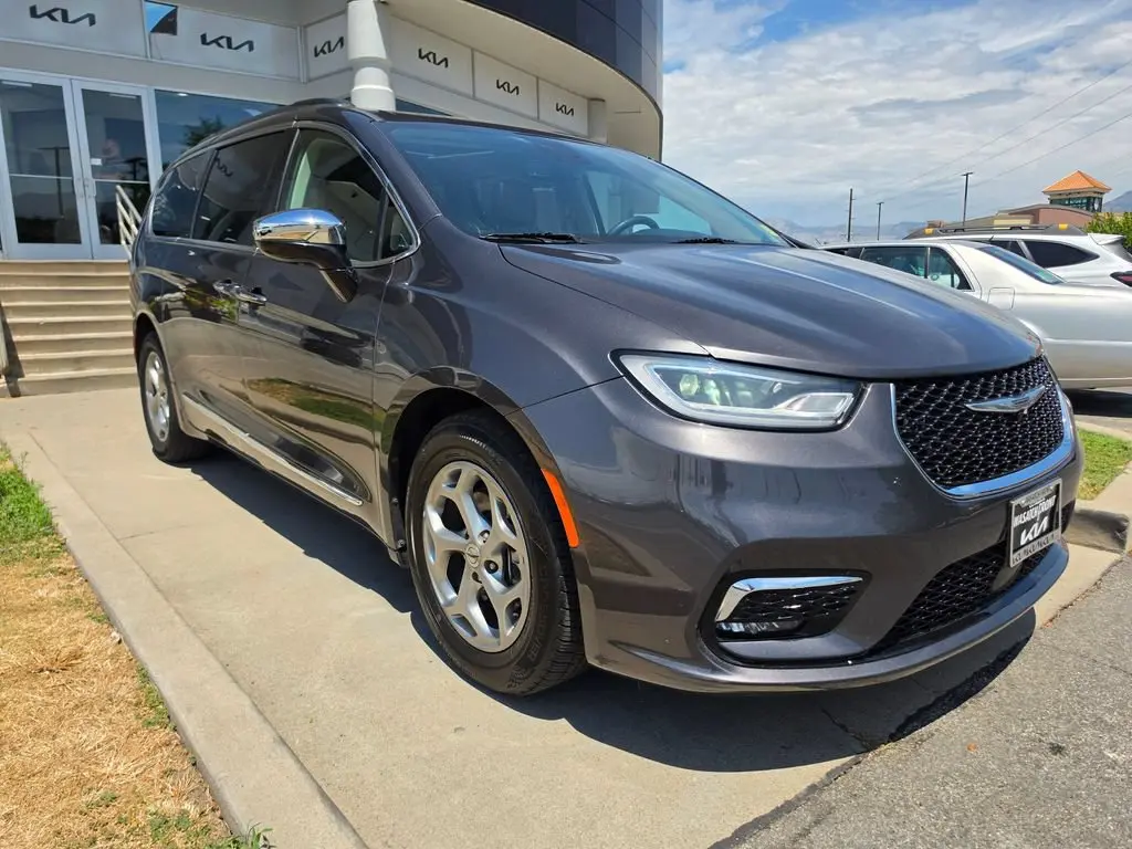 2023 Chrysler Pacifica Limited photo 3