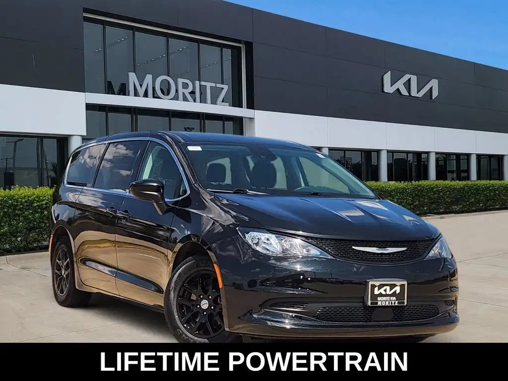 2023 Chrysler Voyager LX's photo