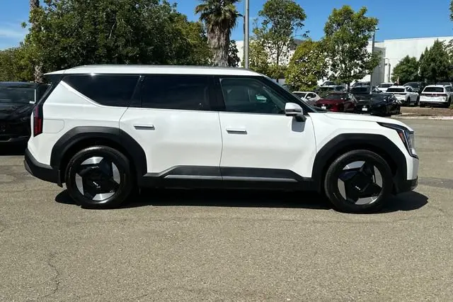 2024 Kia EV9 Wind AWD photo 3
