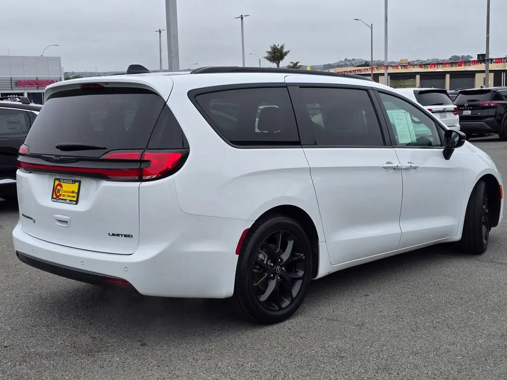 2025 Chrysler Pacifica Limited photo 4