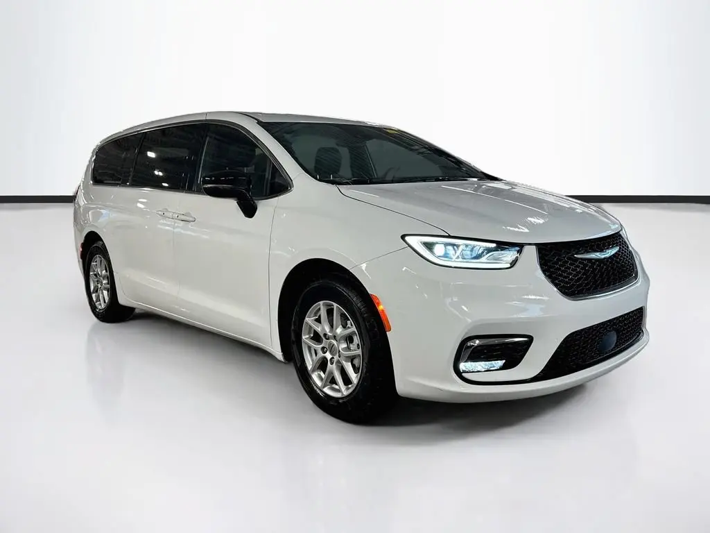 2025 Chrysler Pacifica Select photo 3