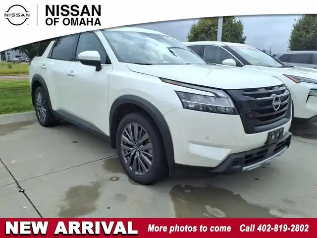 2023 Nissan Pathfinder SL 4WD's photo