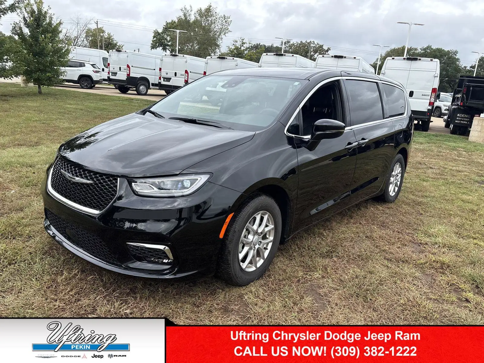 2026 Chrysler Pacifica Select's photo