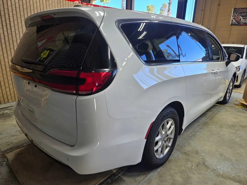2023 Chrysler Pacifica Touring L photo 5