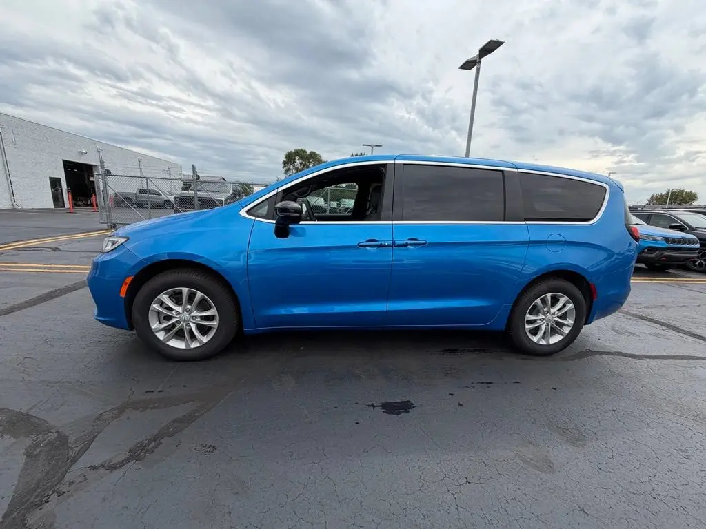 2026 Chrysler Pacifica Select AWD photo 4