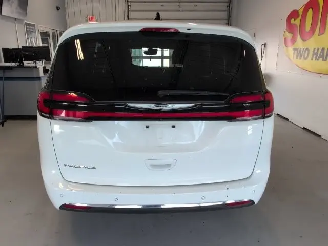 2025 Chrysler Pacifica Select photo 4