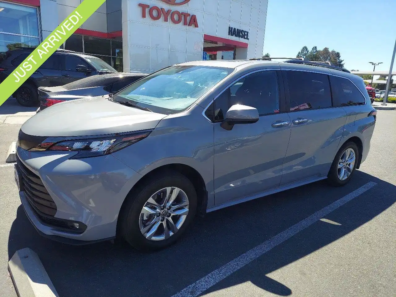 2023 Toyota Sienna Woodland Edition Hybrid AWD's photo