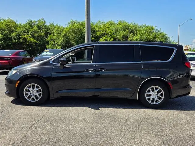 2017 Chrysler Pacifica Touring photo 4