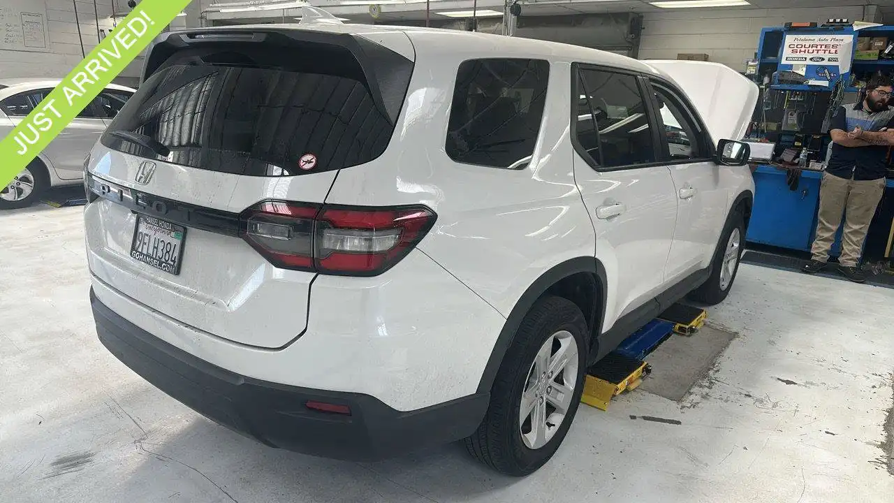 2023 Honda Pilot LX 2WD's photo