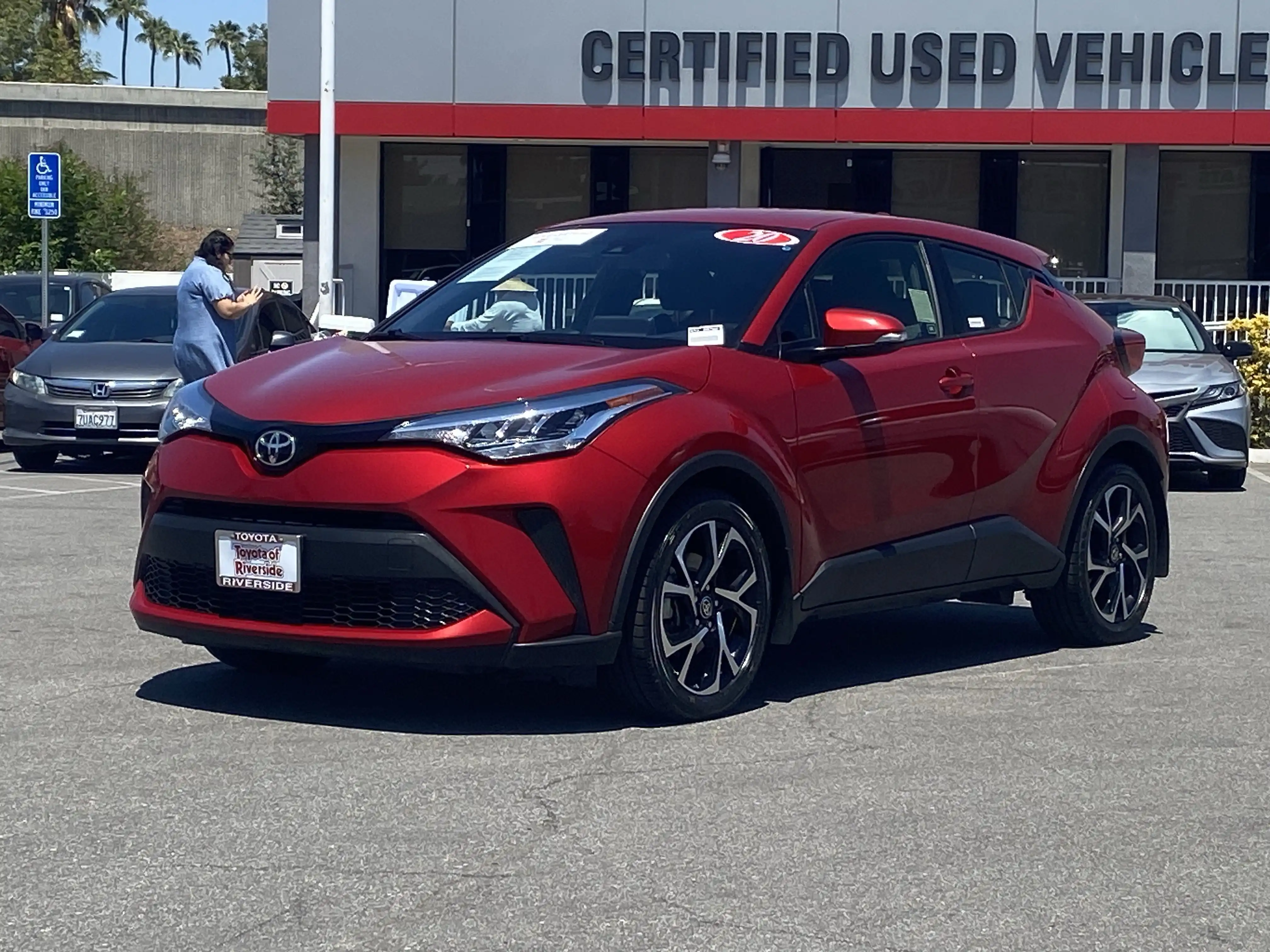 2020 Toyota C-HR XLE's photo
