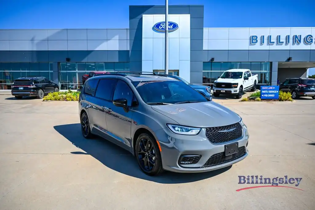 2025 Chrysler Pacifica Limited's photo