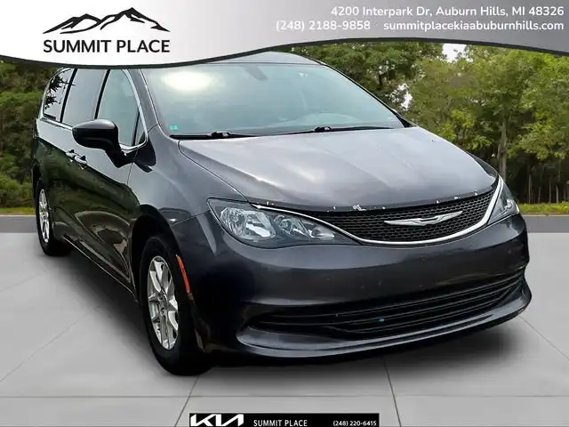 2017 Chrysler Pacifica Touring's photo