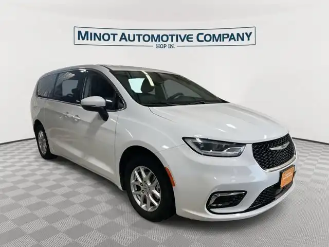 2023 Chrysler Pacifica Touring L's photo