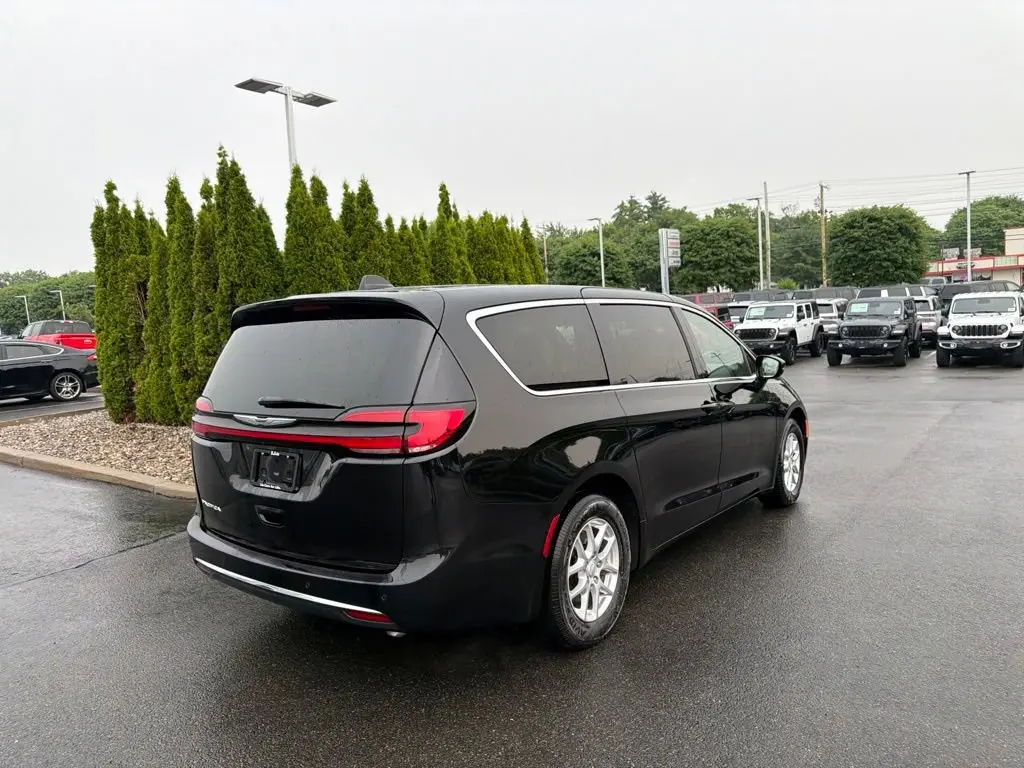 2025 Chrysler Pacifica Select photo 4