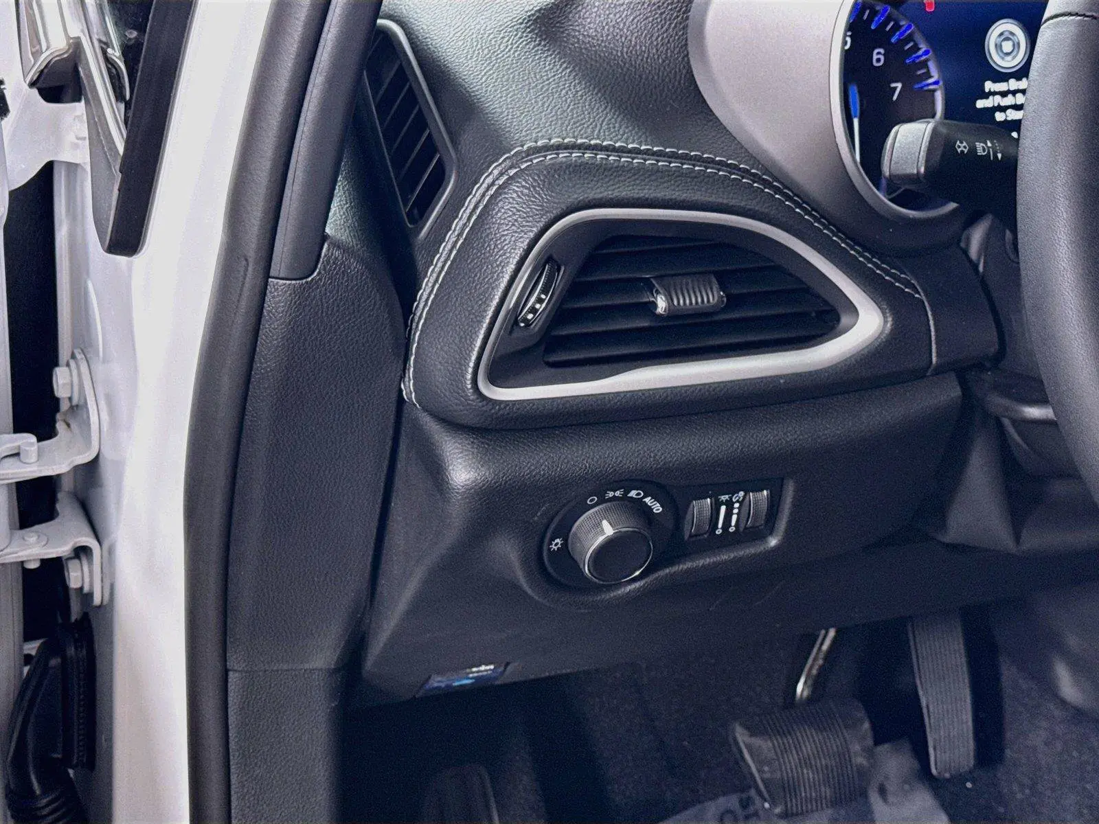 2027 Chrysler Pacifica Select AWD photo 4