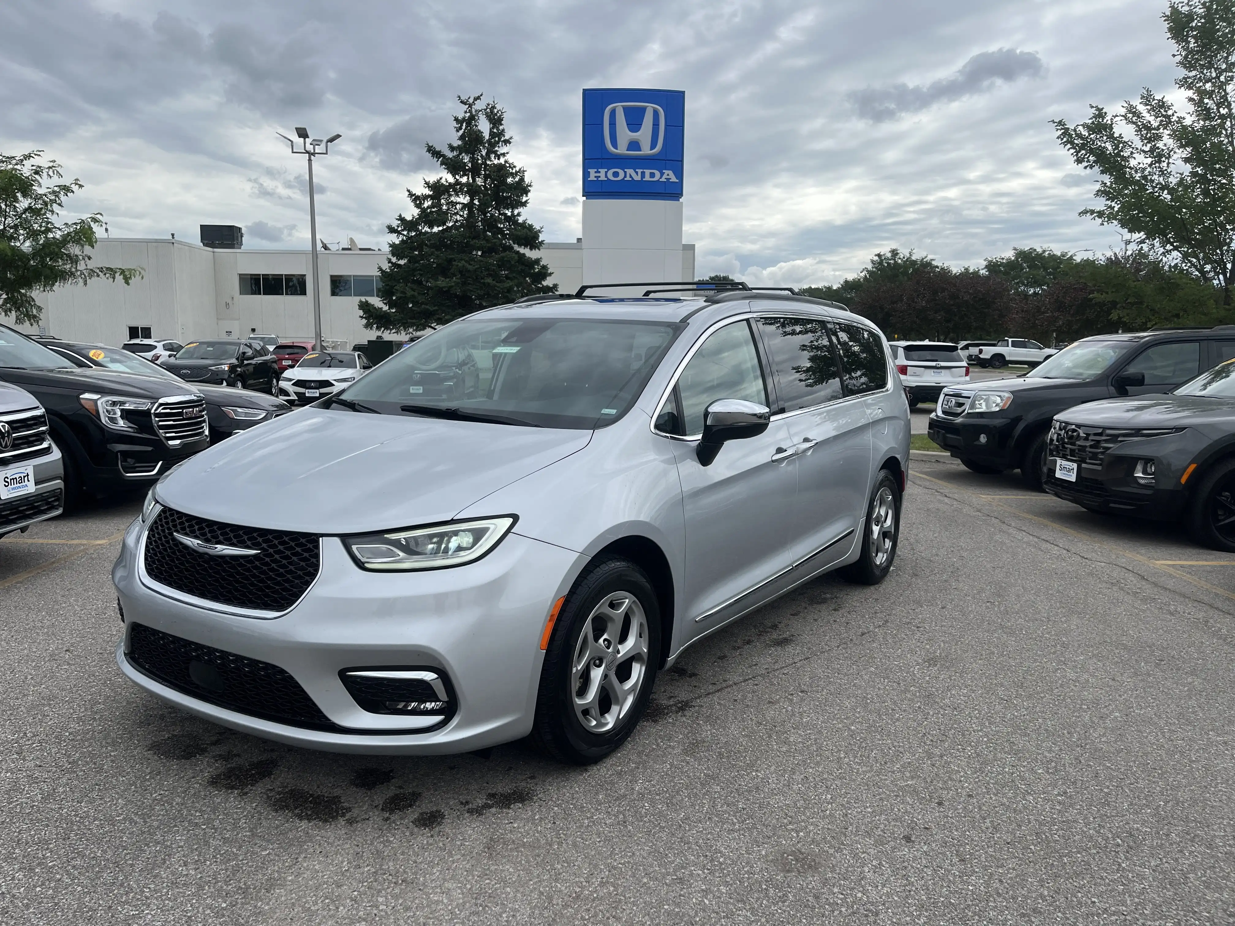 2023 Chrysler Pacifica Limited's photo