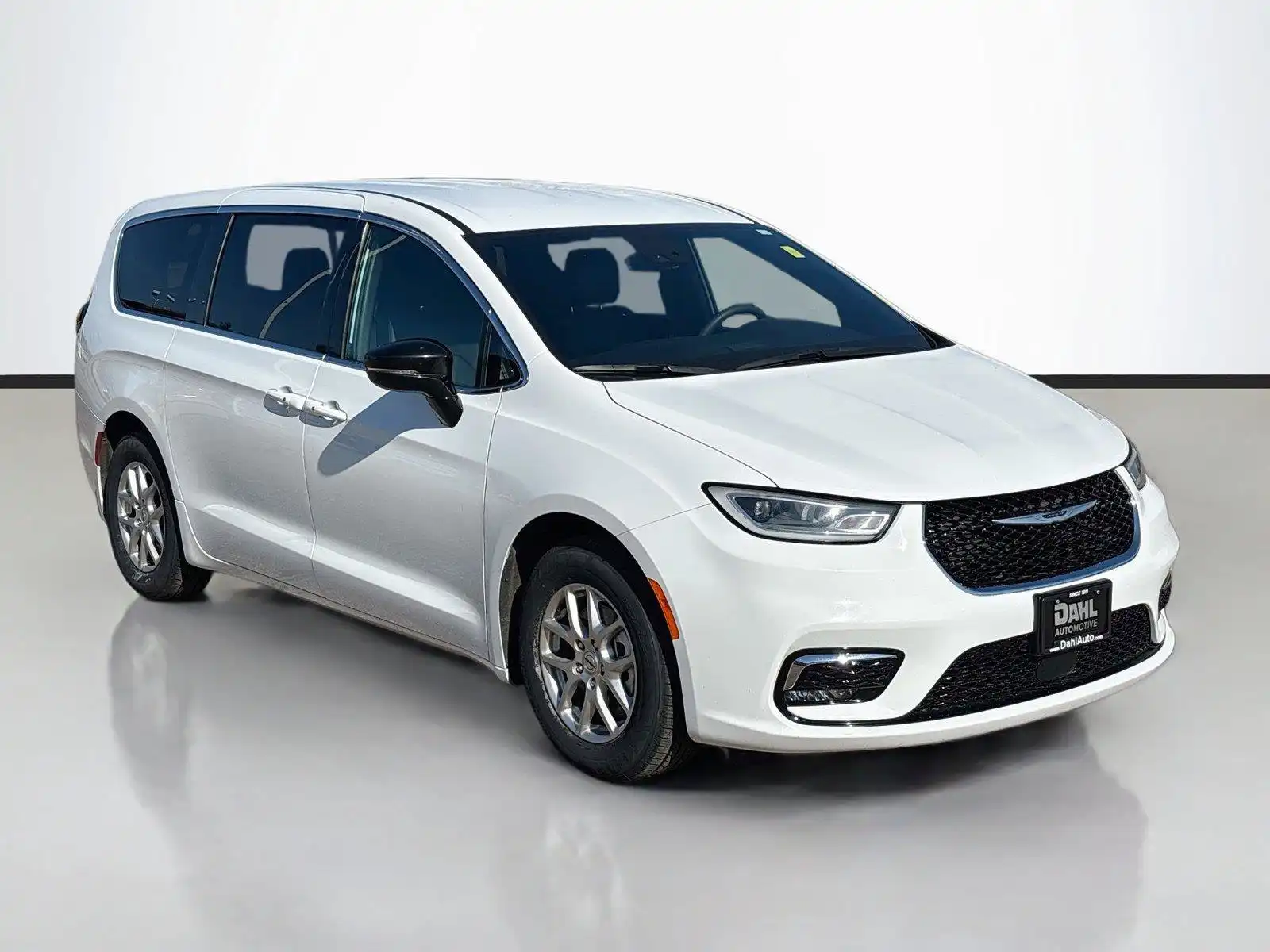 2025 Chrysler Pacifica Select's photo
