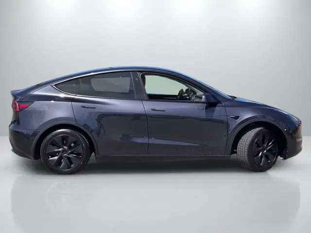 2025 Tesla Model Y Long Range RWD photo 3