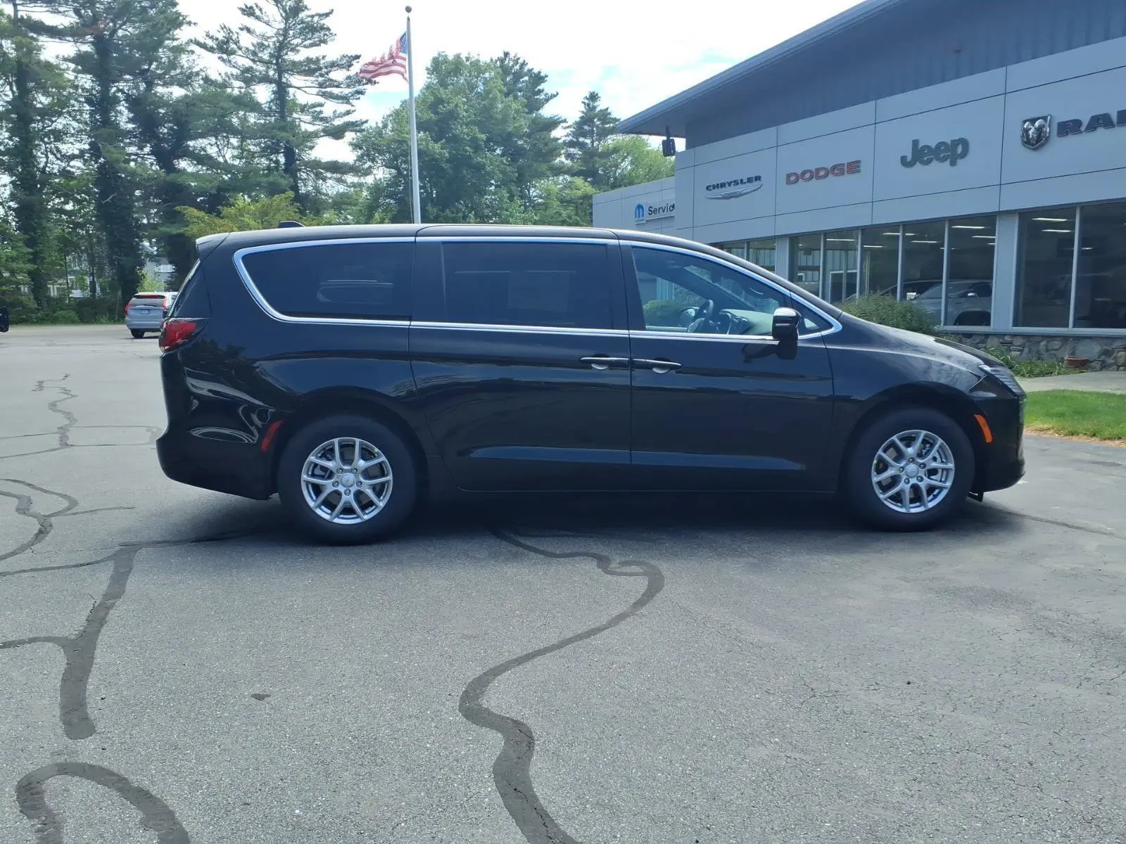 2027 Chrysler Pacifica Select photo 4