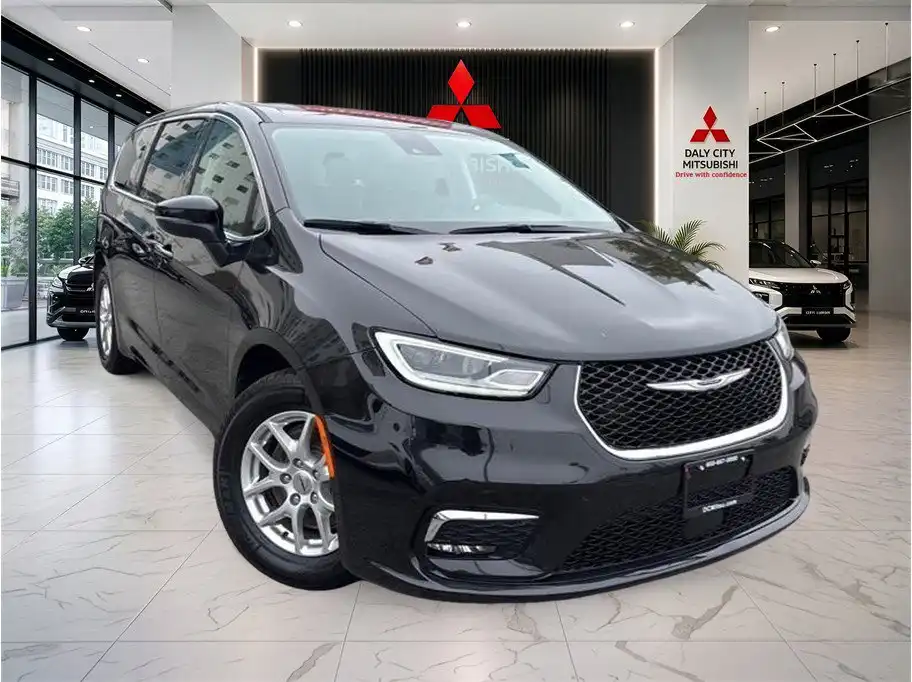 2023 Chrysler Pacifica Touring L's photo