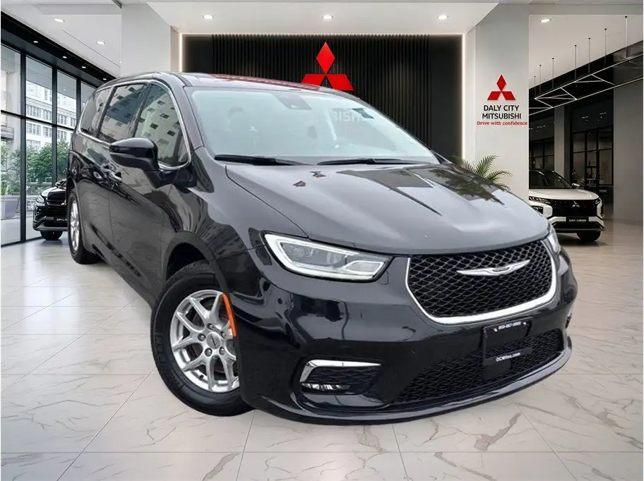 2023 Chrysler Pacifica Touring L's photo