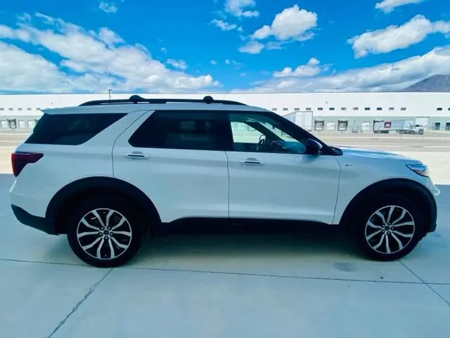 2024 Ford Explorer ST Line 4WD photo 4
