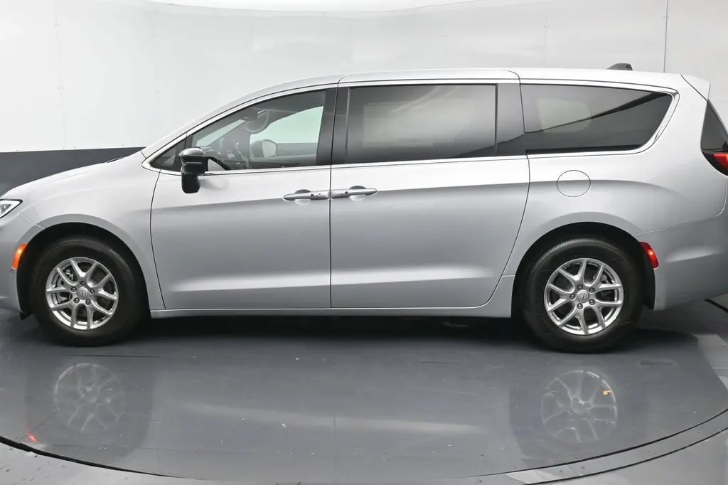 2026 Chrysler Pacifica Select photo 3