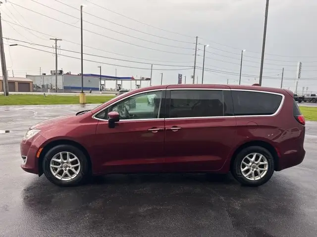 2017 Chrysler Pacifica Touring Plus photo 4