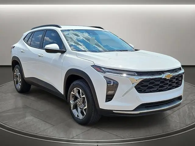 2025 Chevrolet Trax LT photo 4