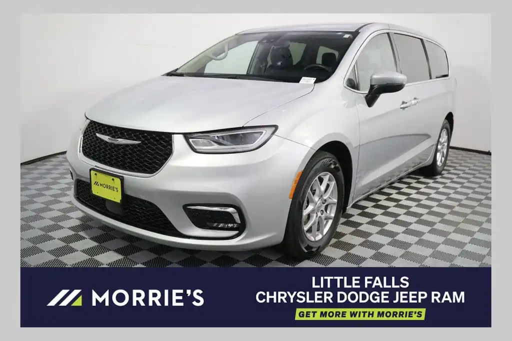 2023 Chrysler Pacifica Touring L's photo
