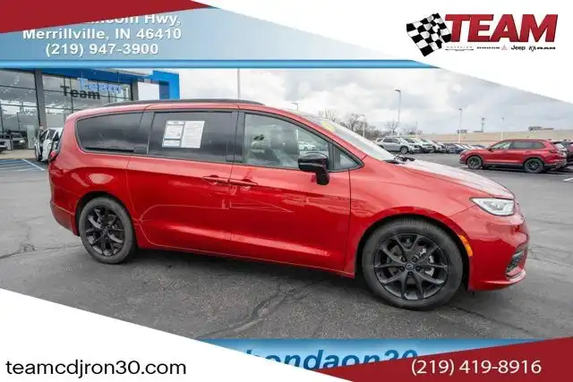 2025 Chrysler Pacifica Limited's photo