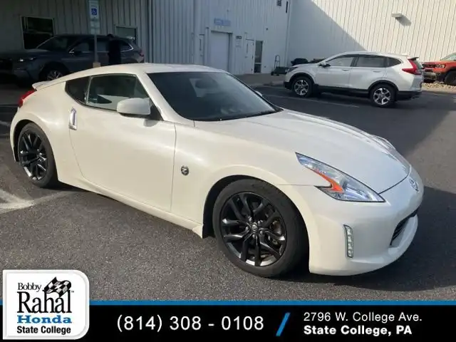 2017 Nissan 370Z Coupe Touring 7A/T's photo
