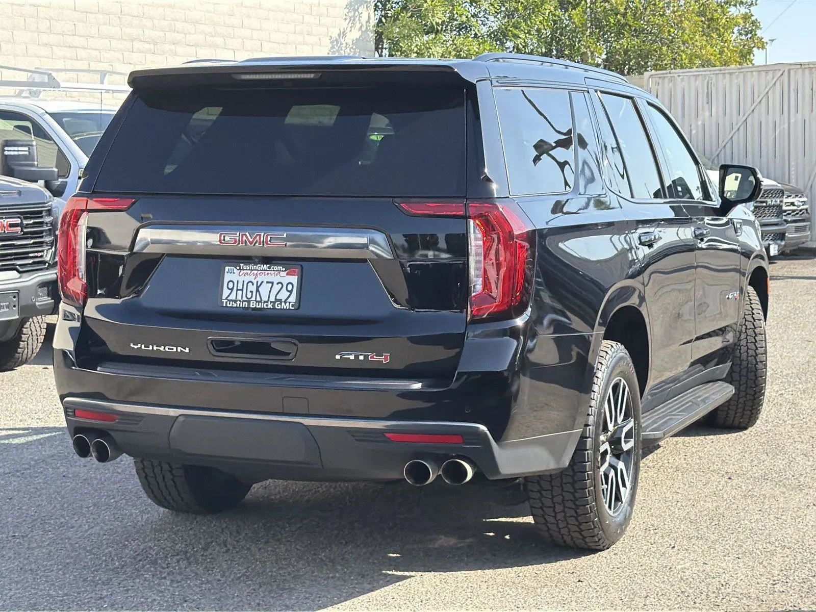 2023 GMC Yukon 4WD AT4 photo 5