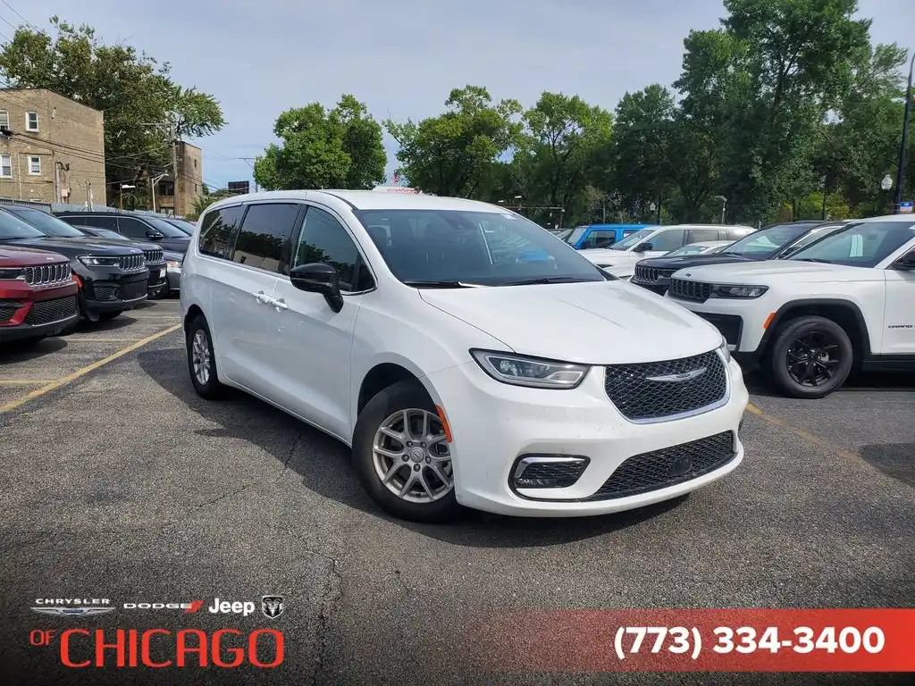 2026 Chrysler Pacifica Select's photo