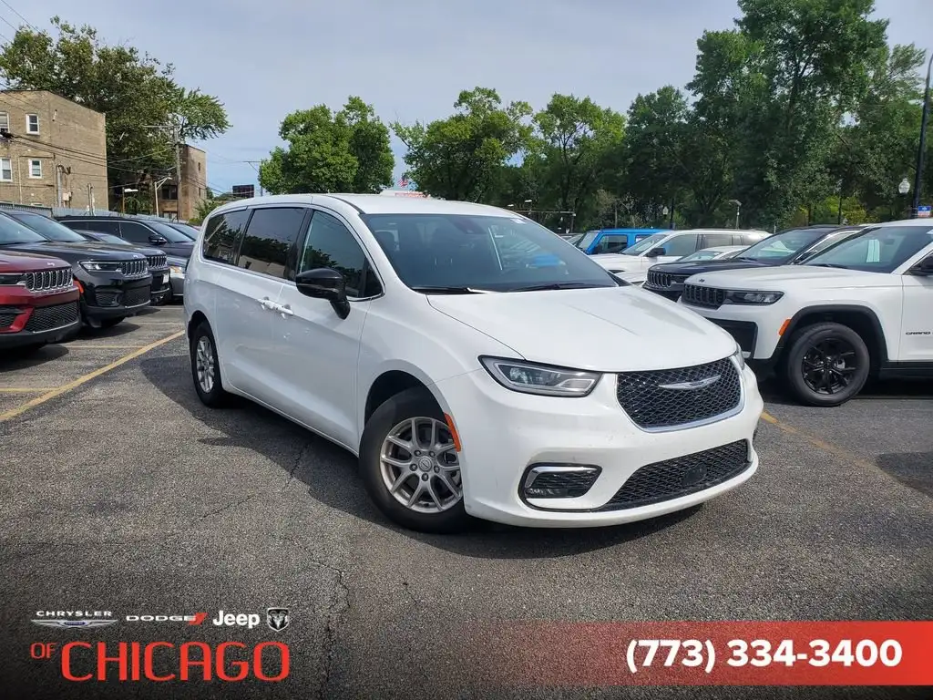 2026 Chrysler Pacifica Select's photo