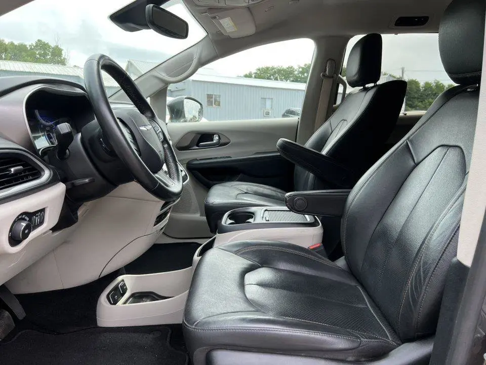 2020 Chrysler Pacifica Touring L Plus photo 4