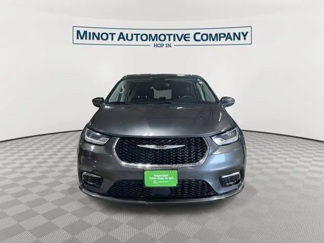 2023 Chrysler Pacifica Touring L photo 3
