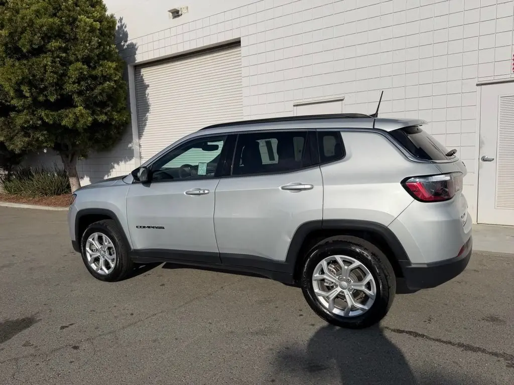 2024 Jeep Compass Latitude 4WD photo 3