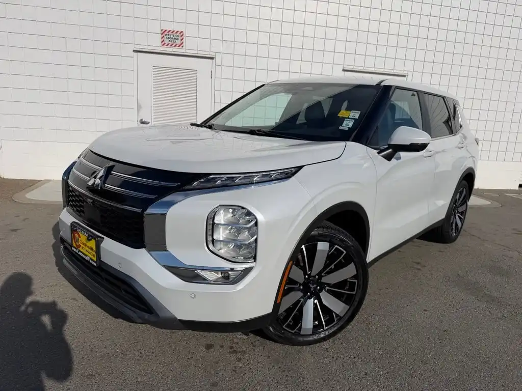 2025 Mitsubishi Outlander SE FWD's photo