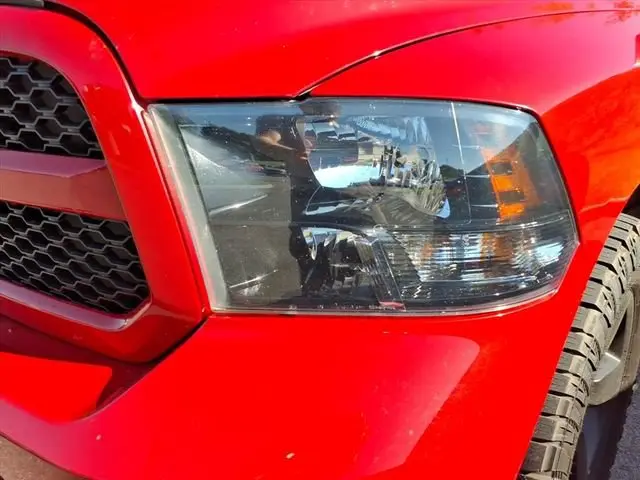 2018 RAM 1500 Express 4x4 Quad Cab 6'4 photo 3